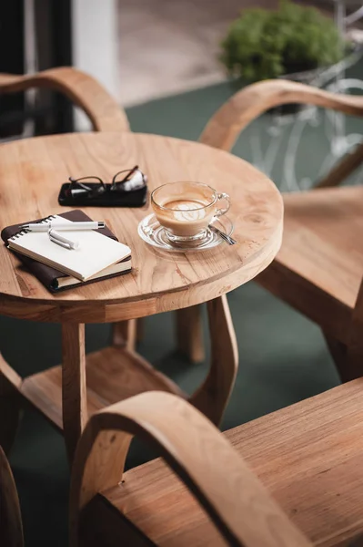 Šálek kávy na rustikální dřevěný stůl — Stock fotografie