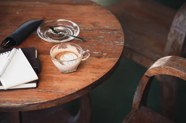 소박한 나무 테이블에 커피 컵 스톡 사진