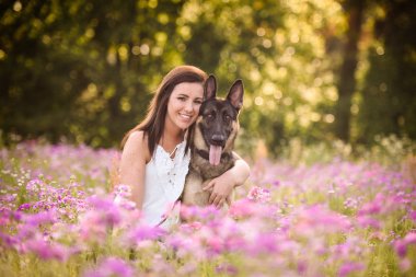 Muhteşem yaz alanında Alman çoban köpeği olan kadın