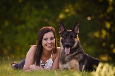 Muhteşem yaz alanında Alman çoban köpeği olan kadın