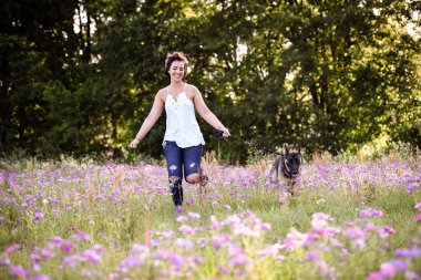 Muhteşem yaz alanında Alman çoban köpeği olan kadın