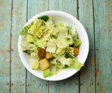 Sezar Salata tavuk dairesel bir beyaz kase olmadan