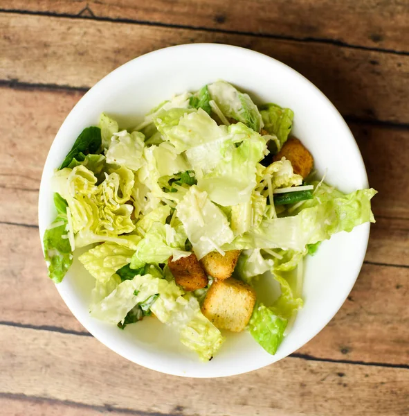 Salada Caesar Sem Frango Uma Tigela Branca Circular — Fotografia de Stock