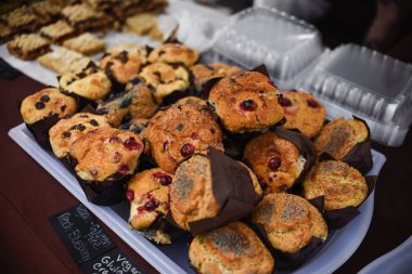 taze pişmiş kekler bir esnaf'ın çiftçiler Market