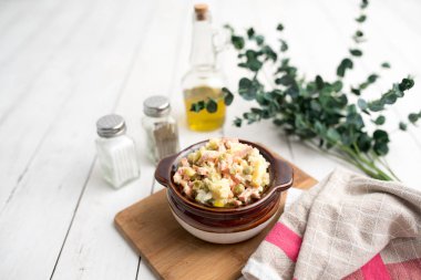 Bir kase geleneksel Rus salatası, adı Olivie, Rus Yeni Yılı ya da tahta arka planda Noel salatası. Pişmiş sebzelerden salata. Patates salatası.