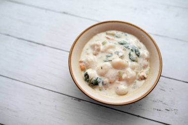 Bir kase geleneksel İtalyan tavuk gnocchi çorbası