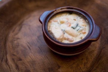 Bir kase geleneksel İtalyan tavuk gnocchi çorbası