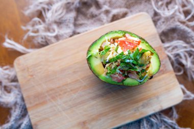 Fesleğen, domates, peynir ve balzamik sır ile Avokado salatası