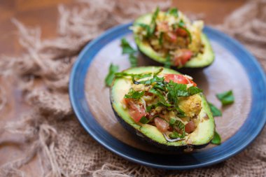 Fesleğen, domates, peynir ve balzamik sır ile Avokado salatası