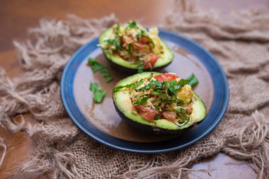 Fesleğen, domates, peynir ve balzamik sır ile Avokado salatası