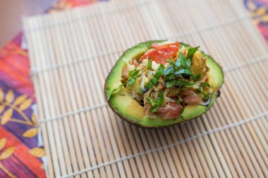Fesleğen, domates, peynir ve balzamik sır ile Avokado salatası
