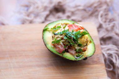 Fesleğen, domates, peynir ve balzamik sır ile Avokado salatası