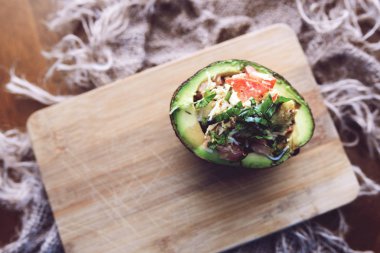 Fesleğen, domates, peynir ve balzamik sır ile Avokado salatası