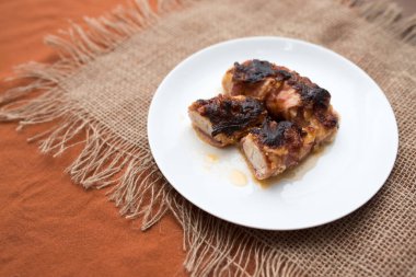 Çiftlik ve barbekü hızlı aile yemeği ile Tavuk pastırma yemek