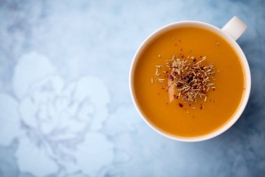 Bir fincan kremalı kabak kabak sebze çorbası, sade ve basit