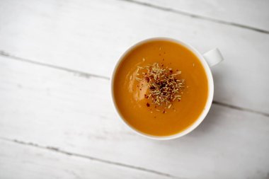 Bir fincan kremalı kabak kabak sebze çorbası, sade ve basit