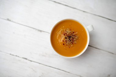 Bir fincan kremalı kabak kabak sebze çorbası, sade ve basit