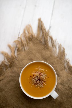 Bir fincan kremalı kabak kabak sebze çorbası, sade ve basit