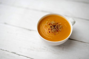 Bir fincan kremalı kabak kabak sebze çorbası, sade ve basit