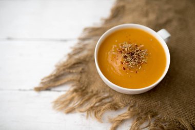 Bir fincan kremalı kabak kabak sebze çorbası, sade ve basit