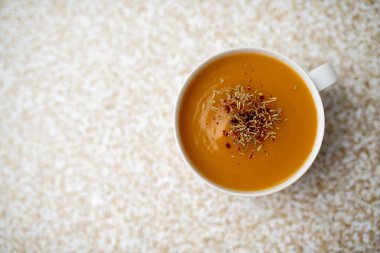 Bir fincan kremalı kabak kabak sebze çorbası, sade ve basit