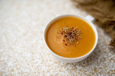 Bir fincan kremalı kabak kabak sebze çorbası, sade ve basit
