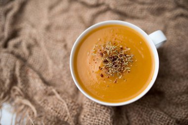 Bir fincan kremalı kabak kabak sebze çorbası, sade ve basit