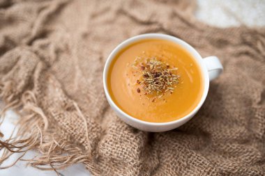 Bir fincan kremalı kabak kabak sebze çorbası, sade ve basit