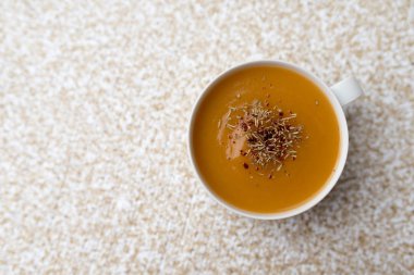 Bir fincan kremalı kabak kabak sebze çorbası, sade ve basit