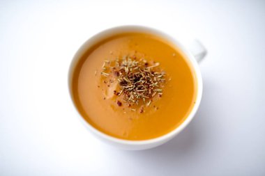 Bir fincan kremalı kabak kabak sebze çorbası, sade ve basit