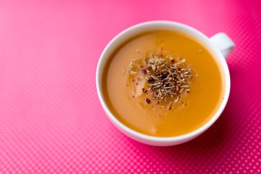 Bir fincan kremalı kabak kabak sebze çorbası, sade ve basit