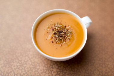 Bir fincan kremalı kabak kabak sebze çorbası, sade ve basit