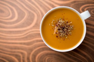 Bir fincan kremalı kabak kabak sebze çorbası, sade ve basit