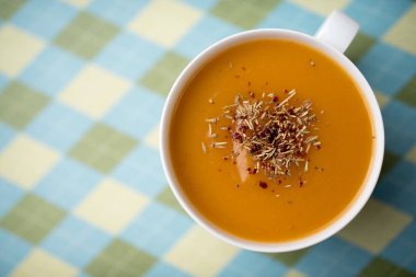 Bir fincan kremalı kabak kabak sebze çorbası, sade ve basit