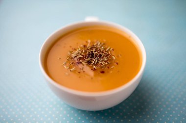 Bir fincan kremalı kabak kabak sebze çorbası, sade ve basit