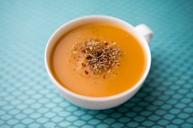 Bir fincan kremalı kabak kabak sebze çorbası, sade ve basit