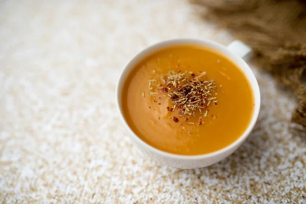 Bir fincan kremalı kabak kabak sebze çorbası, sade ve basit