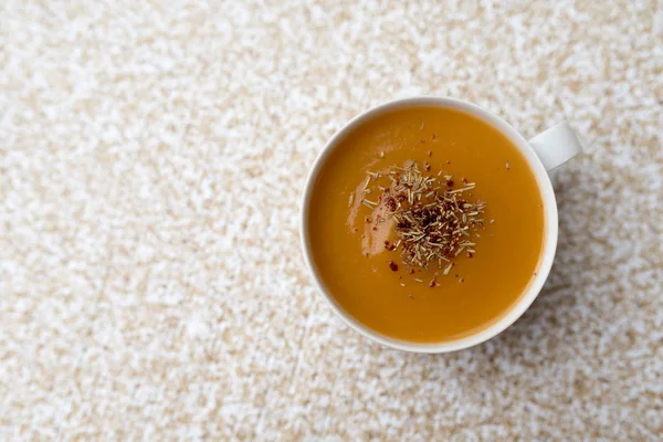 Bir fincan kremalı kabak kabak sebze çorbası, sade ve basit