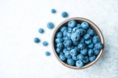 Bir kasede taze yaban mersini, eski moda.