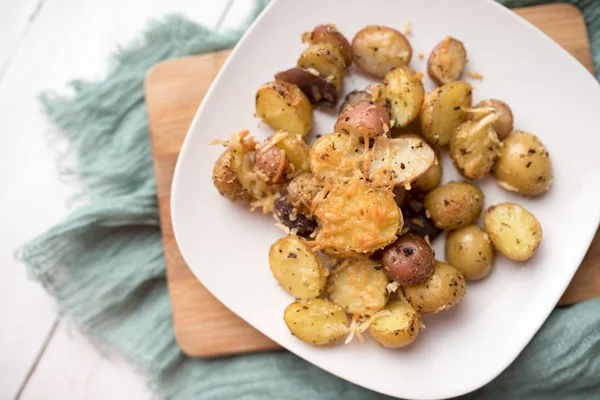 Deliciosa Patata Asada Mini Con Especias Queso Parmesano Cortado Mitades —  Fotos de Stock