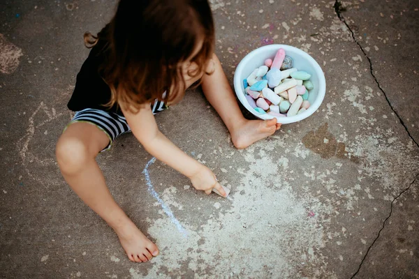 Mała Dziewczynka Rysuje Kredą Chodniku Kwarantanna Życia Dla Małych Dzieci — Zdjęcie stockowe