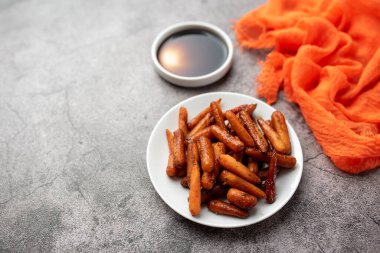 Balzamik sirke ve kavrulmuş bebek havuçları.