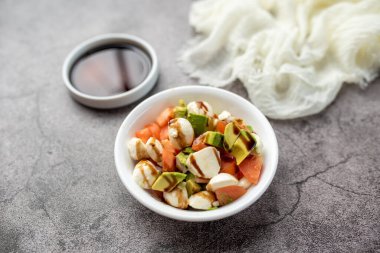 Ev yapımı avokado ve domates salatası taze mozzarella ve balzamik jöleli.