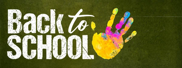 Voltar Banner Gráfico Escola Fundo Verde Pintura Colorida Handprint — Fotografia de Stock