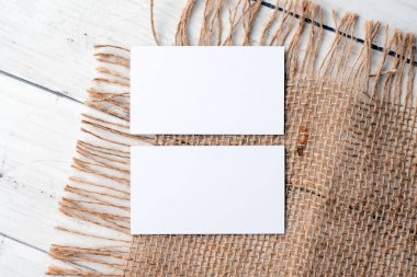 Marka kimliği için bir model. Boş beyaz kartvizitlerin fotoğrafı. Portföy ve proje sunumu için boş kartlar. Klasik çuval bezi