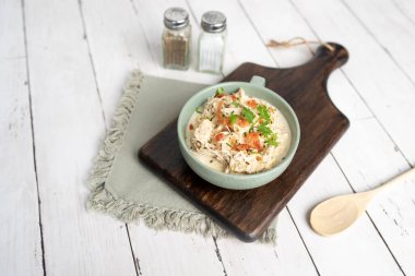 Krem peynir soslu doğranmış tavuk ve yavaş pişirilmiş domuz pastırması.