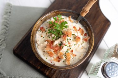 Krem peynir soslu doğranmış tavuk ve yavaş pişirilmiş domuz pastırması.