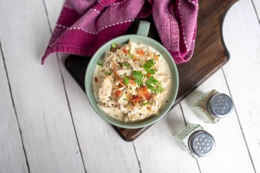 Krem peynir soslu doğranmış tavuk ve yavaş pişirilmiş domuz pastırması.