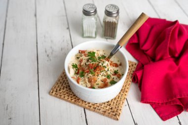 Krem peynir soslu doğranmış tavuk ve yavaş pişirilmiş domuz pastırması.