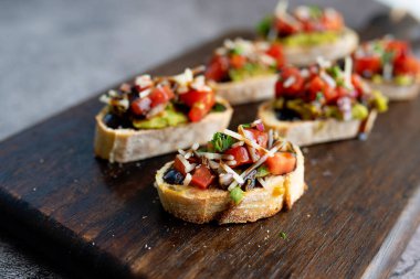 Brüksel sandiviçi domates, avacado, soğan ve balzamik jöleli aperatif olarak servis edilir.